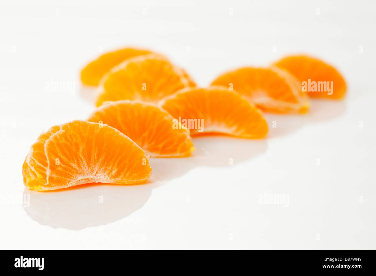 Sbucciate clementine fresche su sfondo bianco, close up Foto Stock