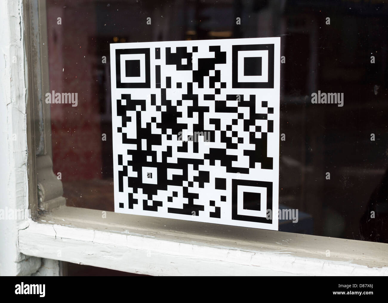 Codice QR su una finestra di un negozio Foto Stock