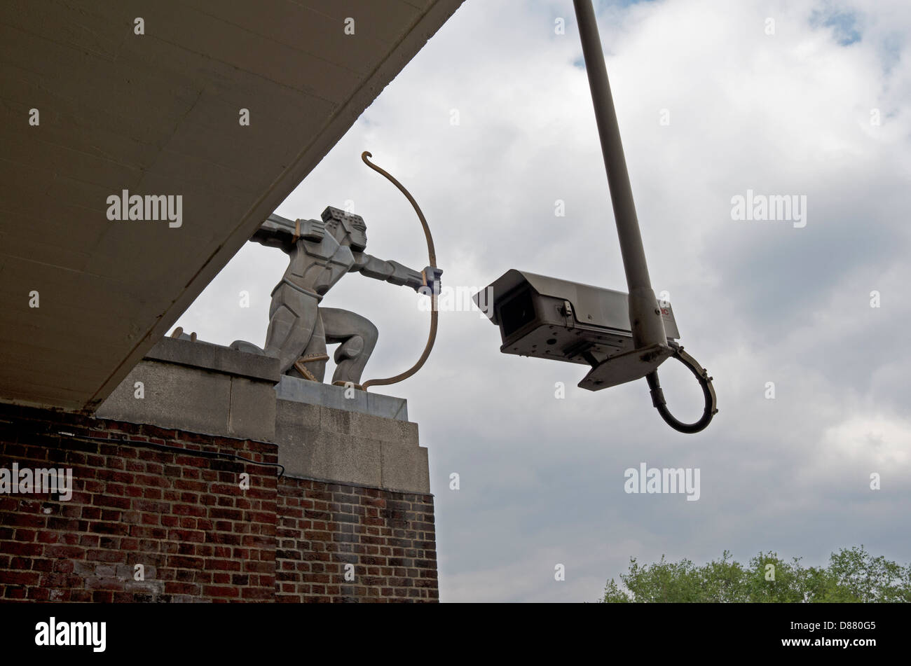 La Archer statua a East Finchley stazione della metropolitana Foto Stock