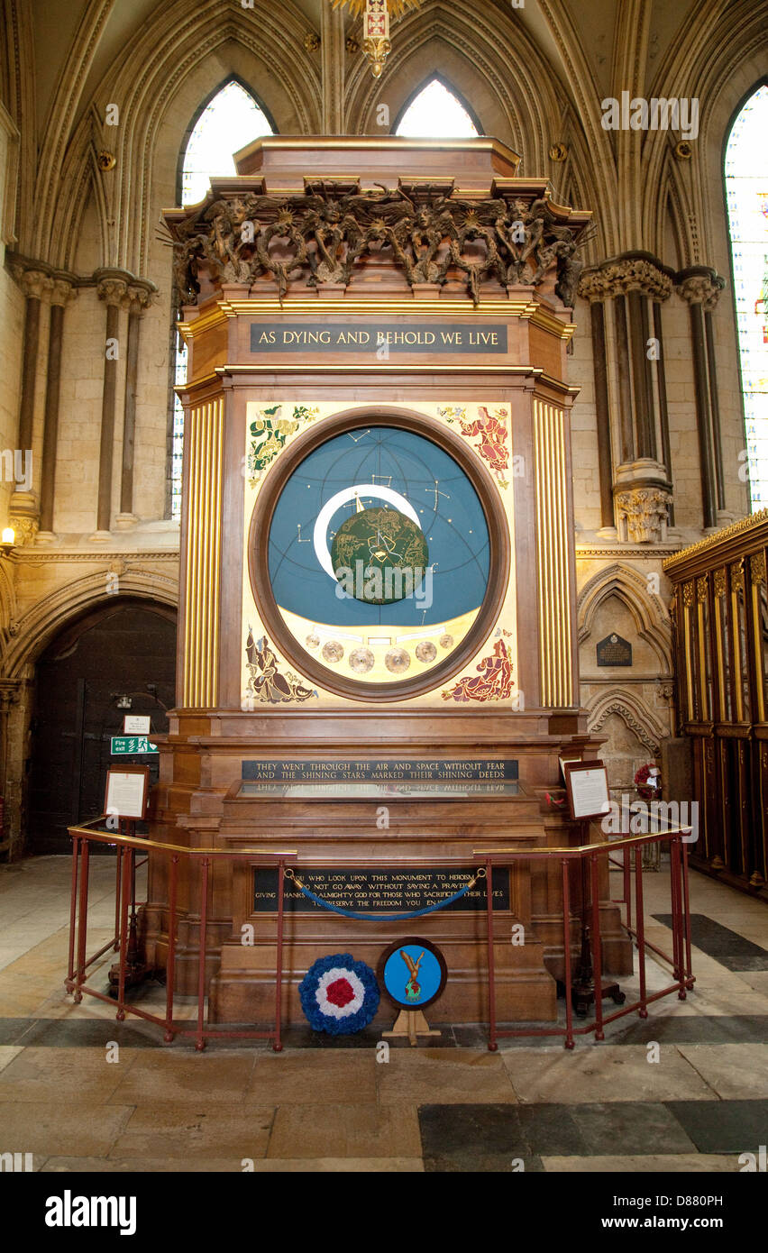 L'orologio astronomico, memoriale per gli equipaggi degli aerei che hanno volato durante la II Guerra Mondiale, York Minster Cathedral Regno Unito Foto Stock