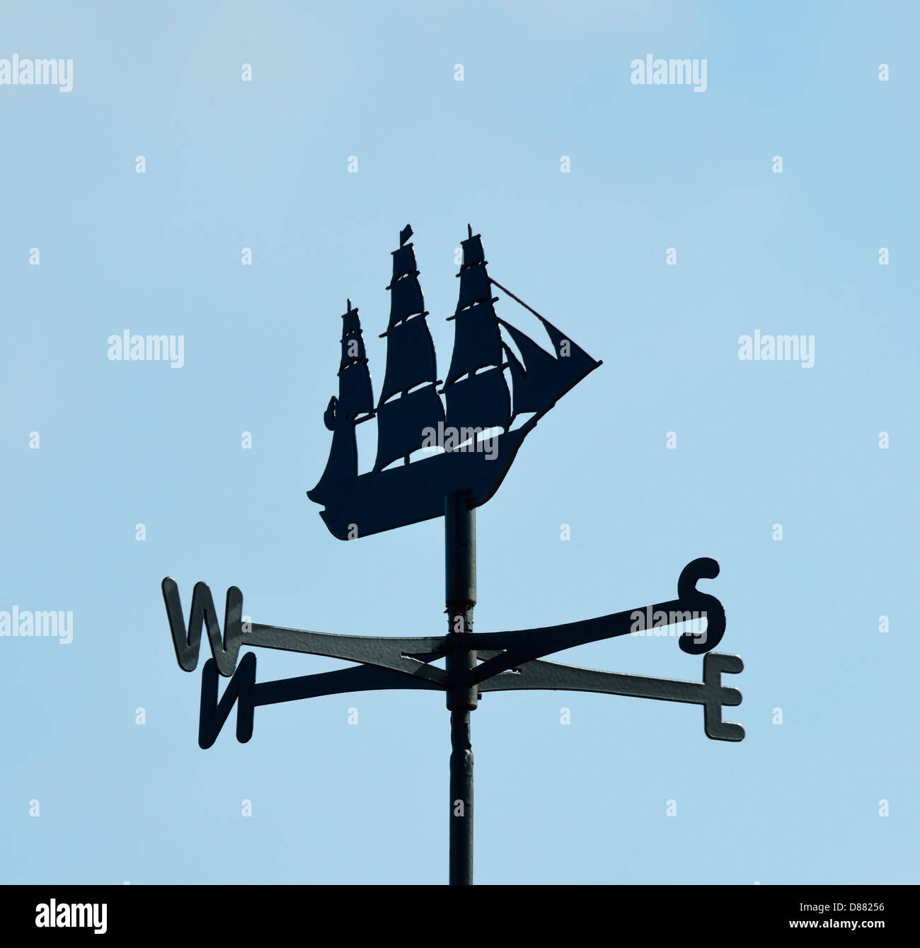 Weathervane con nave a vela design. Wrentham, Suffolk, Inghilterra, Regno Unito, Europa. Foto Stock