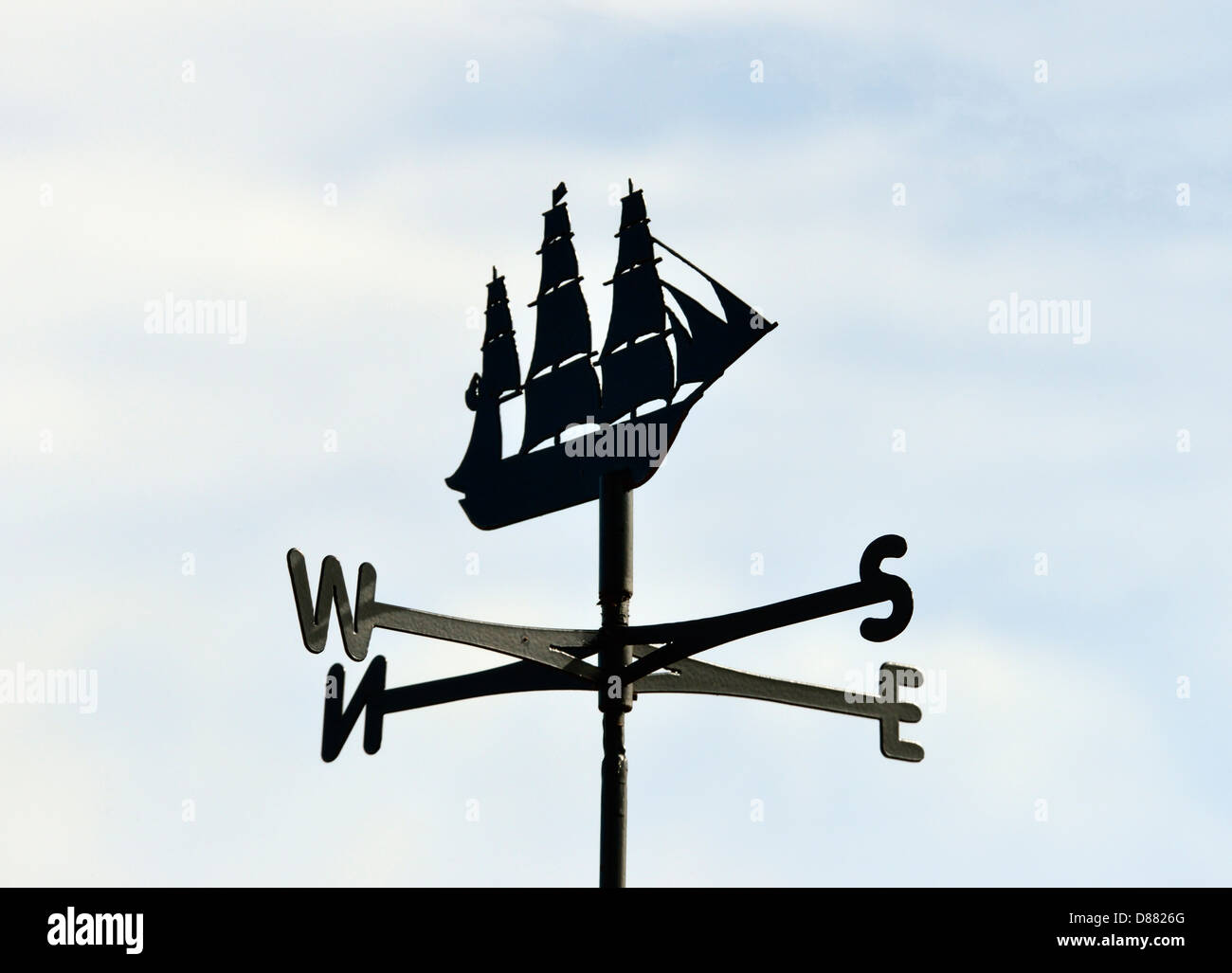 Weathervane con nave a vela design. Wrentham, Suffolk, Inghilterra, Regno Unito, Europa. Foto Stock
