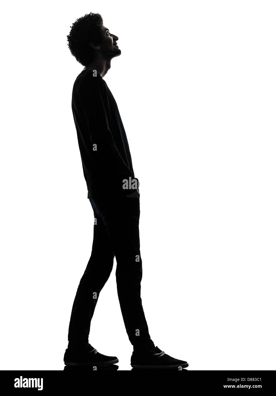 Un africano bel giovane uomo che sta cercando di sorridere in silhouette studio isolato su sfondo bianco Foto Stock