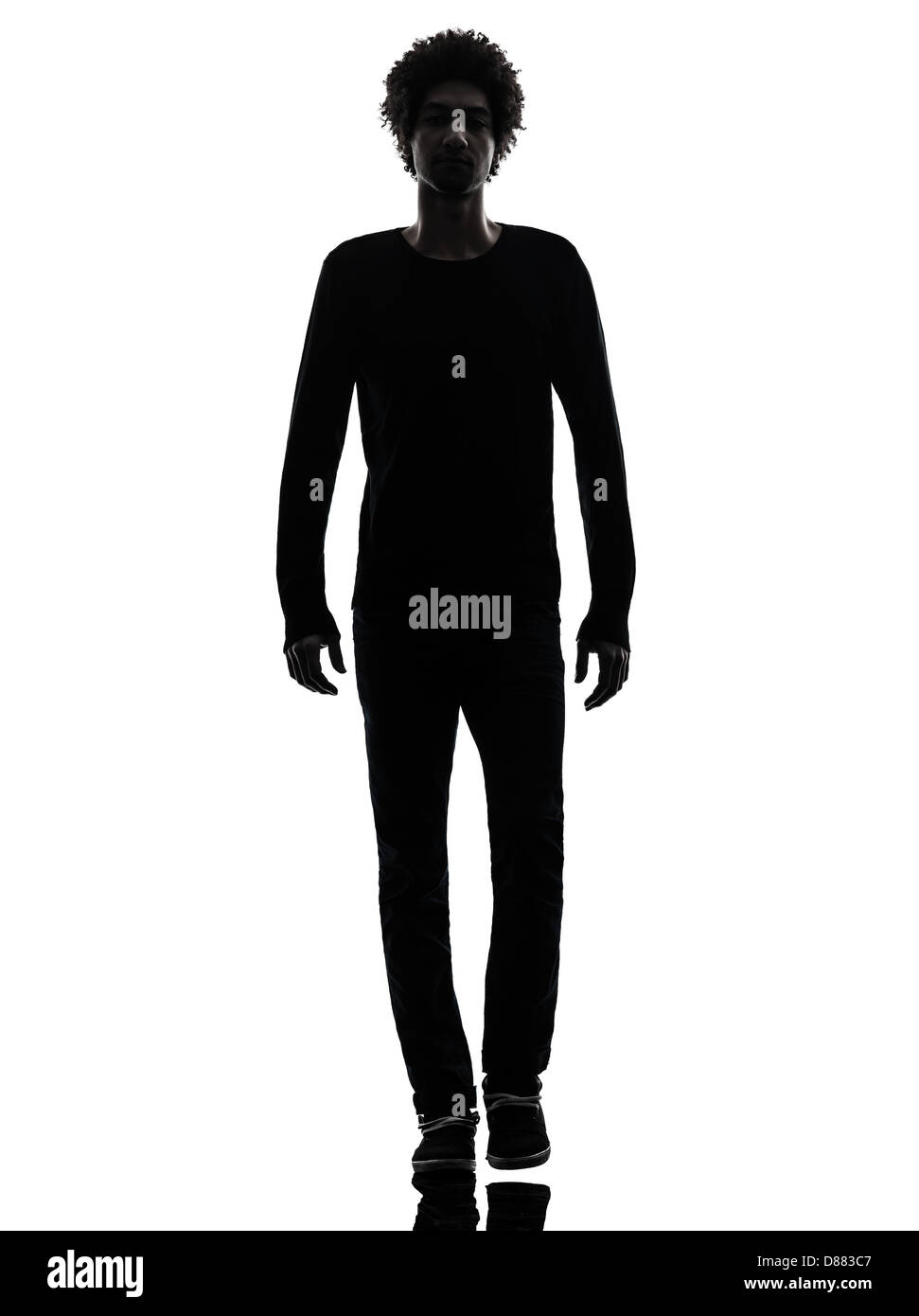 Un africano bel giovane uomo a camminare in silhouette studio isolato su sfondo bianco Foto Stock