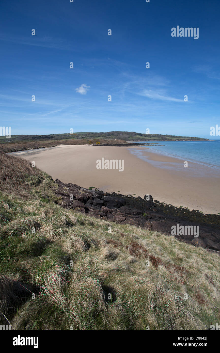 Il Galles sentiero costiero nel Galles del Nord. Una vista pittoresca del Traeth tr Ora con Dulas Bay in background. Foto Stock