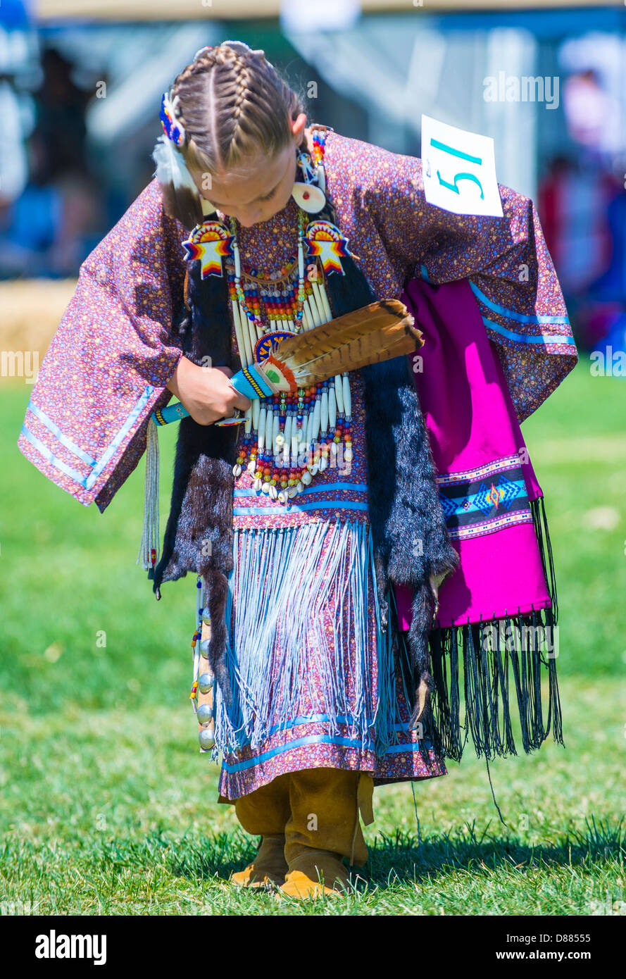 Un nativo non identificato ragazza indiana prende parte al Mariposa ventesimo annuale di Pow Wow in California Foto Stock