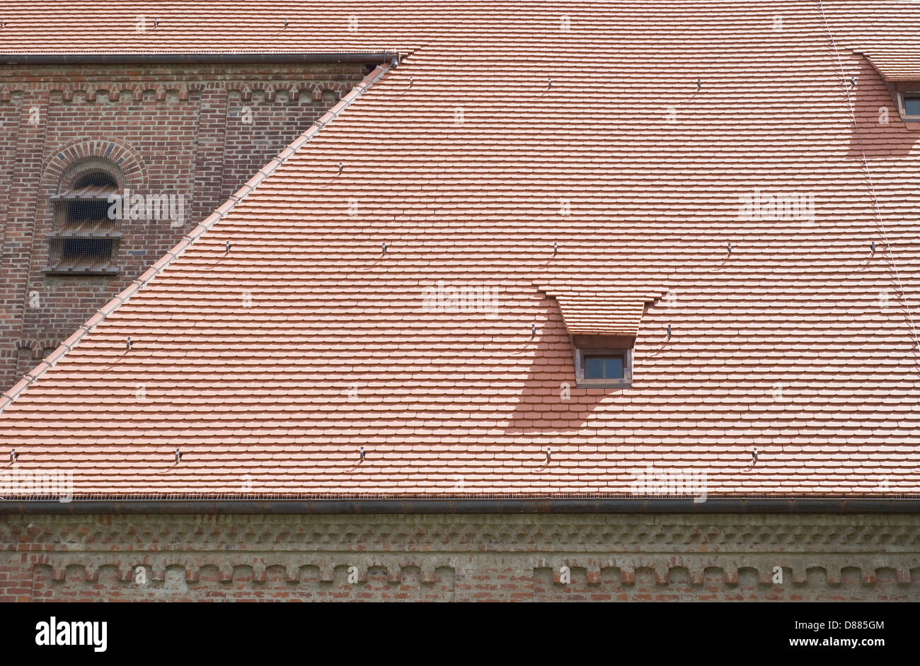 Chiesa di mattoni con il tetto di tegole in Germania Foto Stock