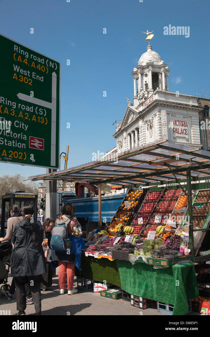 Vista della strada del mercato mostra Victoria Palace Theatre in background, London, England, Regno Unito, GB Foto Stock