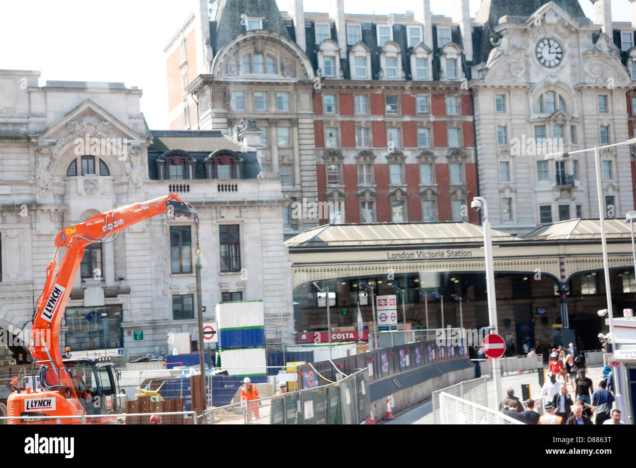 Esterno della stazione di Victoria che mostra i lavori di costruzione, Londra, Inghilterra, Regno Unito GB Foto Stock