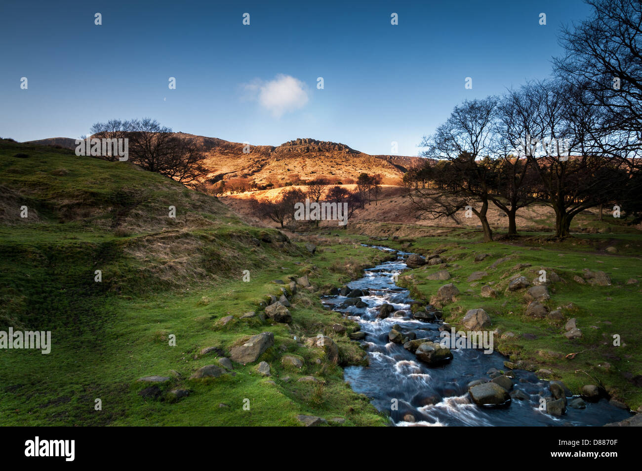 Un flusso in uscita basso off il Saddleworth Mori e una vista di nuvole bianche sopra la collina Foto Stock