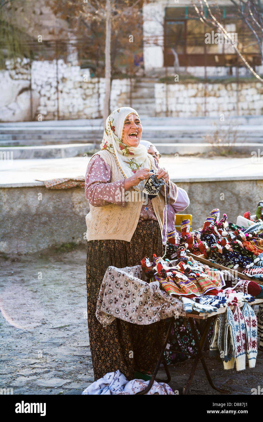 Ridendo, jolly turco Maglieria donna e la vendita di prodotti di maglia e  bambole in un mercato di Cappadocia, Anatolia centrale, Turchia Foto stock  - Alamy