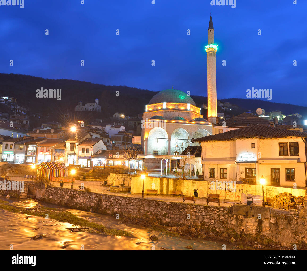 Prizrenska Bistrica fiume e Sinan Pasha moschea al tramonto, Prizren, Kosovo Foto Stock