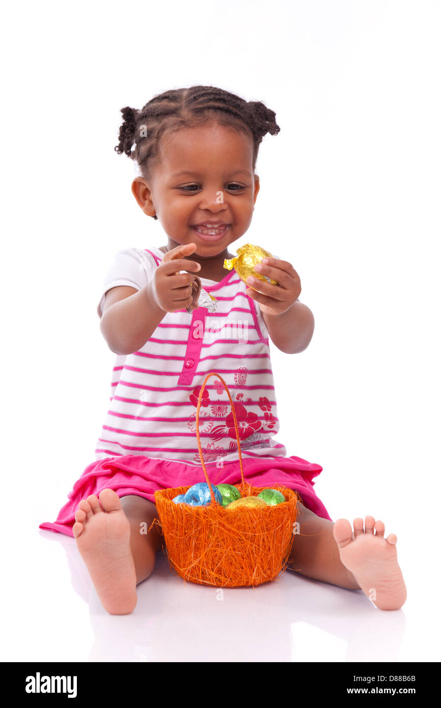 African ragazza asiatica holding estere di cioccolato uovo, isolati su sfondo bianco Foto Stock