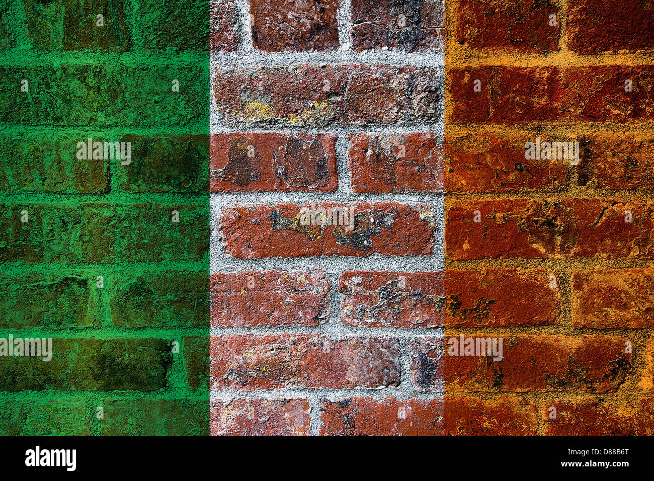Irlanda bandiera su Textured Grunge muro di mattoni in background Foto Stock