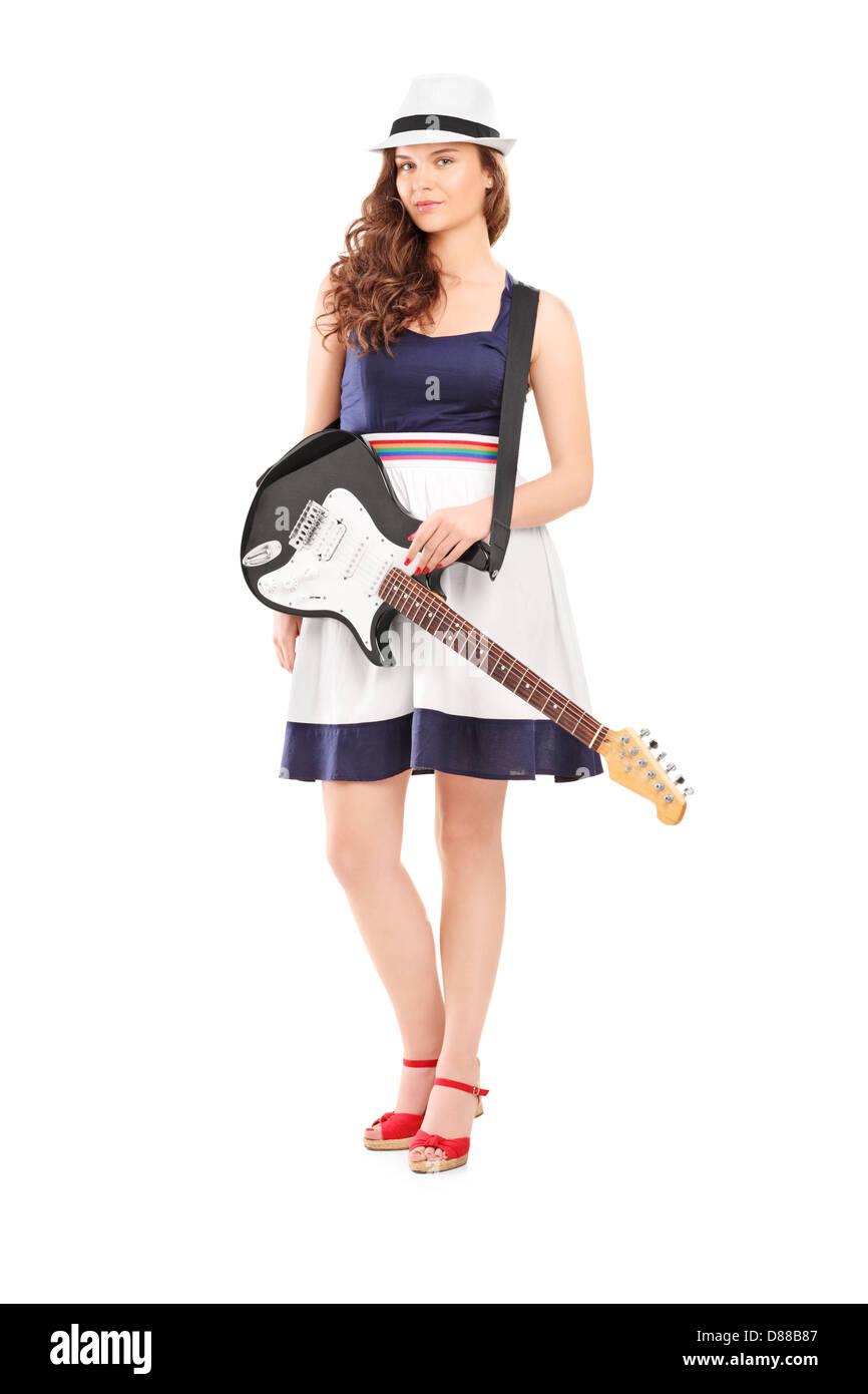 A piena lunghezza Ritratto di una donna con una chitarra elettrica, isolato su sfondo bianco Foto Stock