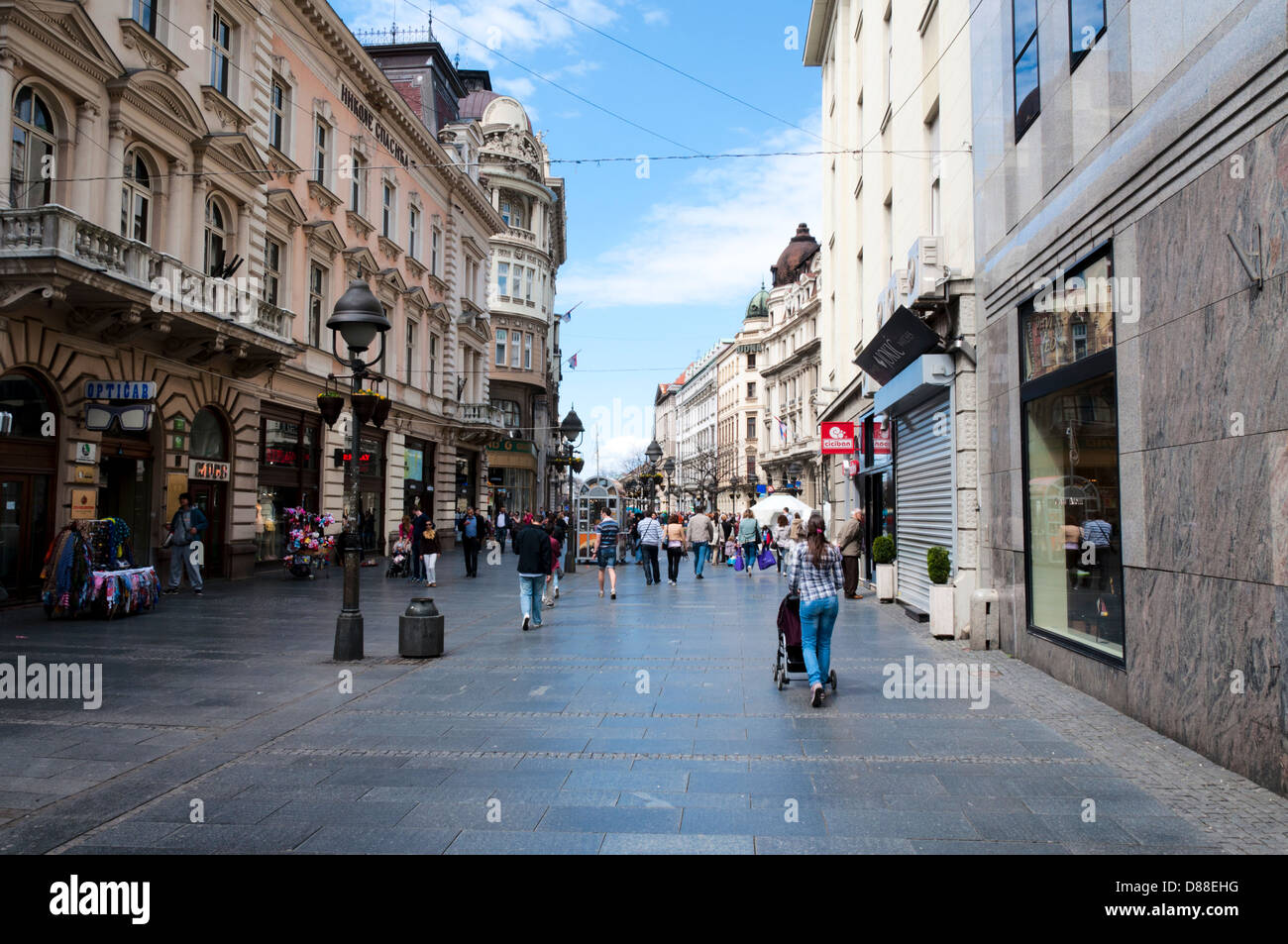 Scena urbana traffico di viaggio turisti domenica negozi piazza slavija fotografia commerciale in Serbia la gente la vita di metropolis knez Foto Stock