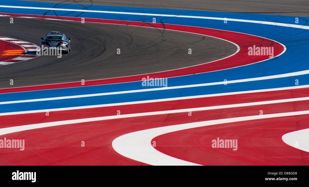 La safety car negozia il S-curve presso il circuito delle Americhe, Austin, TX durante il Grand-Am racing, marzo 2013. Foto Stock