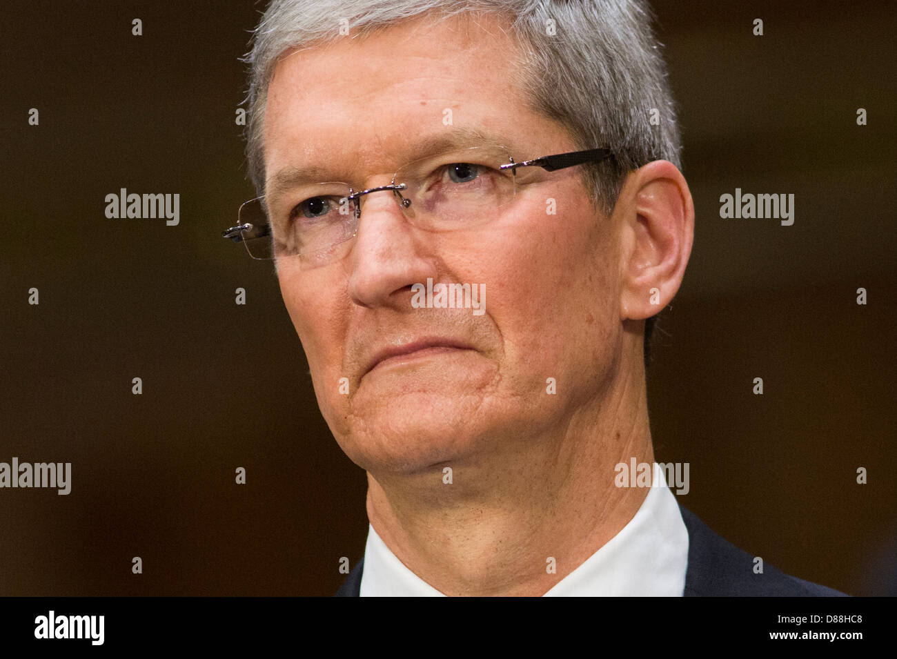 Tim Cook, amministratore delegato di Apple Inc. testimonia davanti al Senato Sottocommissione Permanente sulle indagini sulla sua società pratiche fiscali Foto Stock