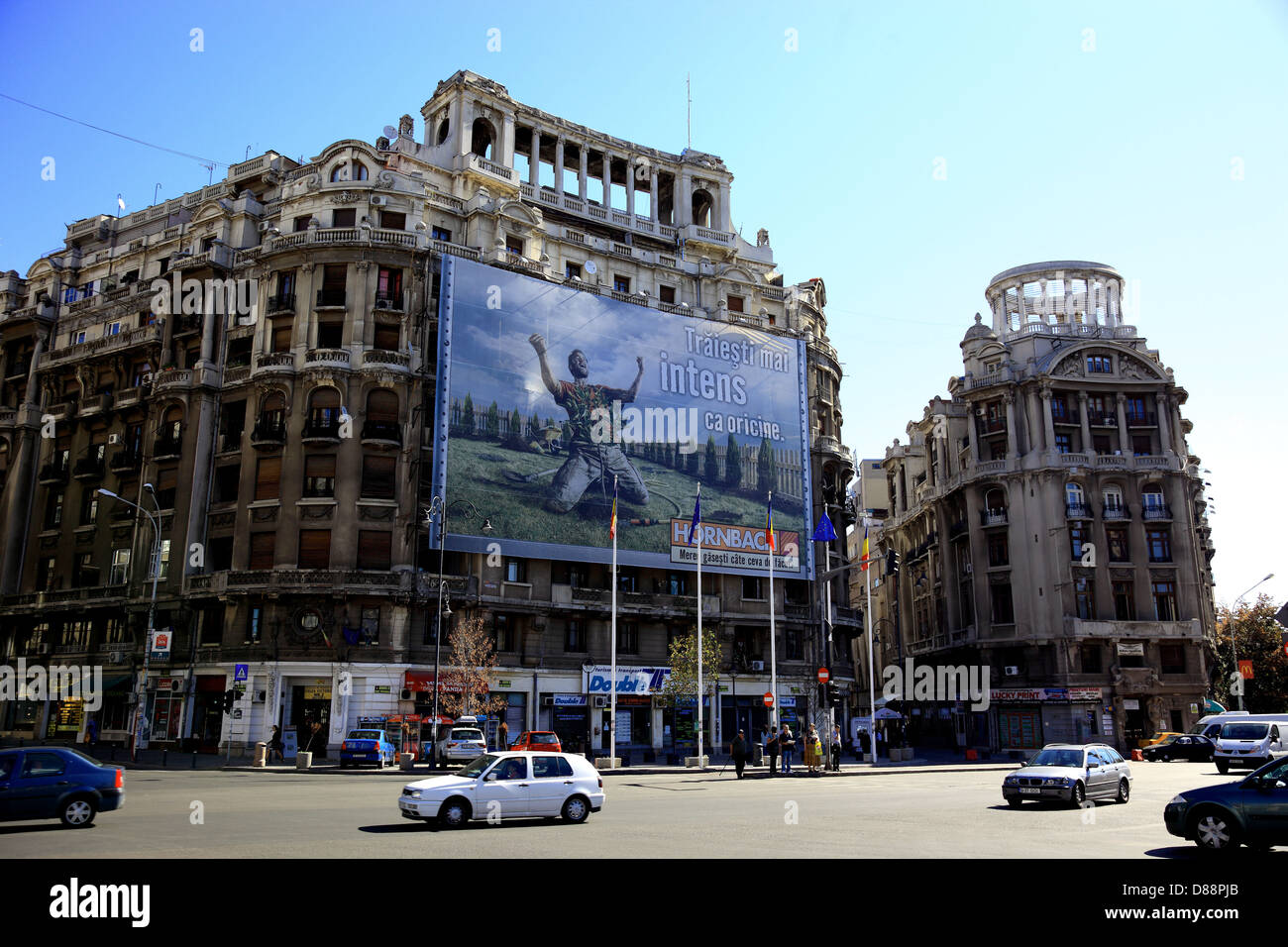 Poster promozionali di un negozio di ferramenta in una casa vuota nel centro storico di Bucarest, Romania Foto Stock