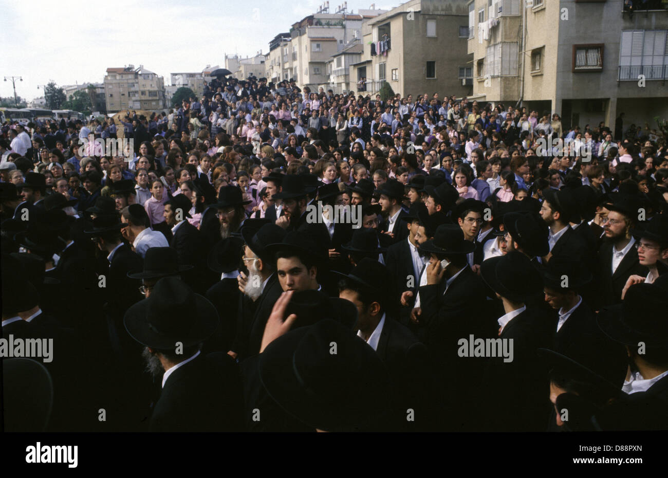 Ebrei ultraortodossi in distintivi garb nero durante i funerali nella città di Bnei Brak o bene Beraq un centro del giudaismo di Haredi in Israele Foto Stock