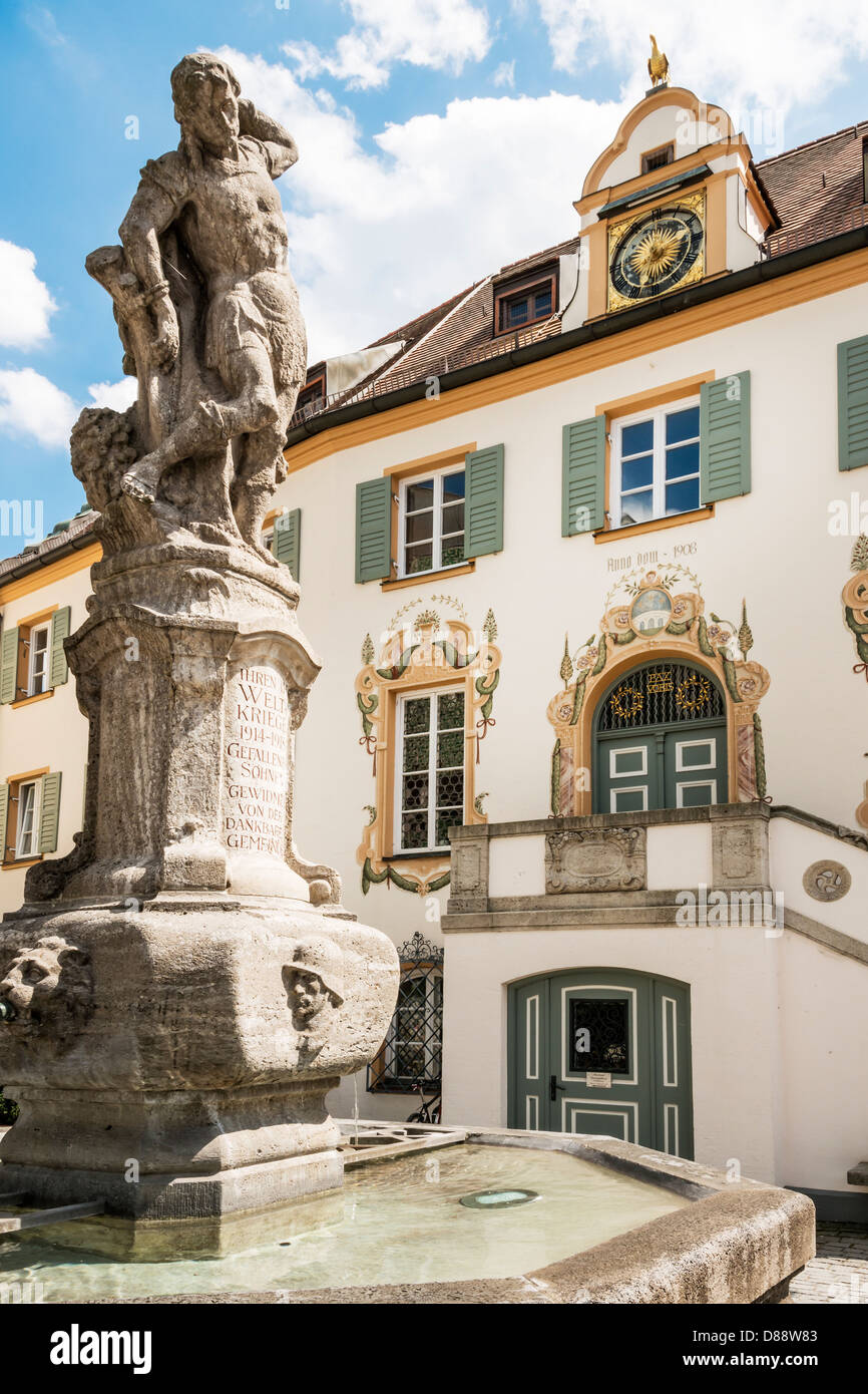 Dallo storico municipio della città bavarese Fürstenfeldbruck con fontana Foto Stock