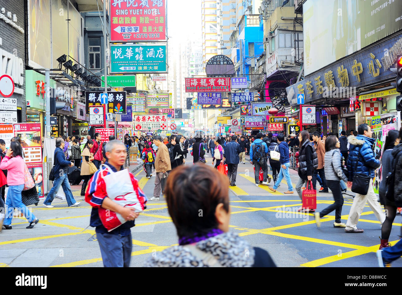 Le persone aventi а shopping a Mongkok, distretto di Hong Kong. Foto Stock