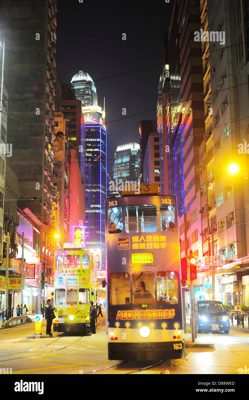 I tram sulla strada di Hong Kong. Foto Stock