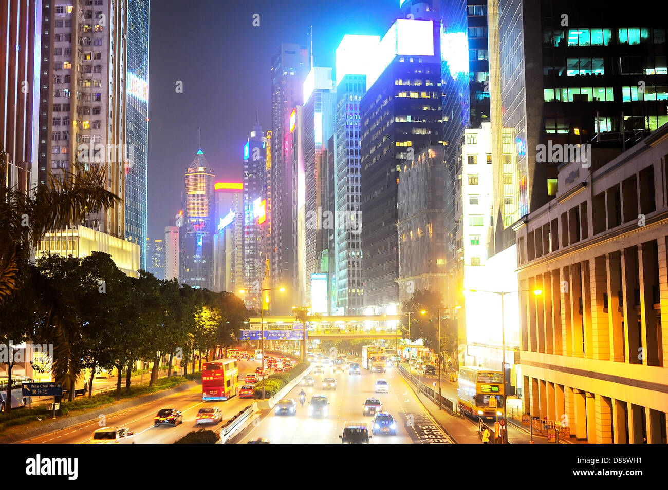 Hong Kong il traffico di notte. Esposizione lunga Foto Stock