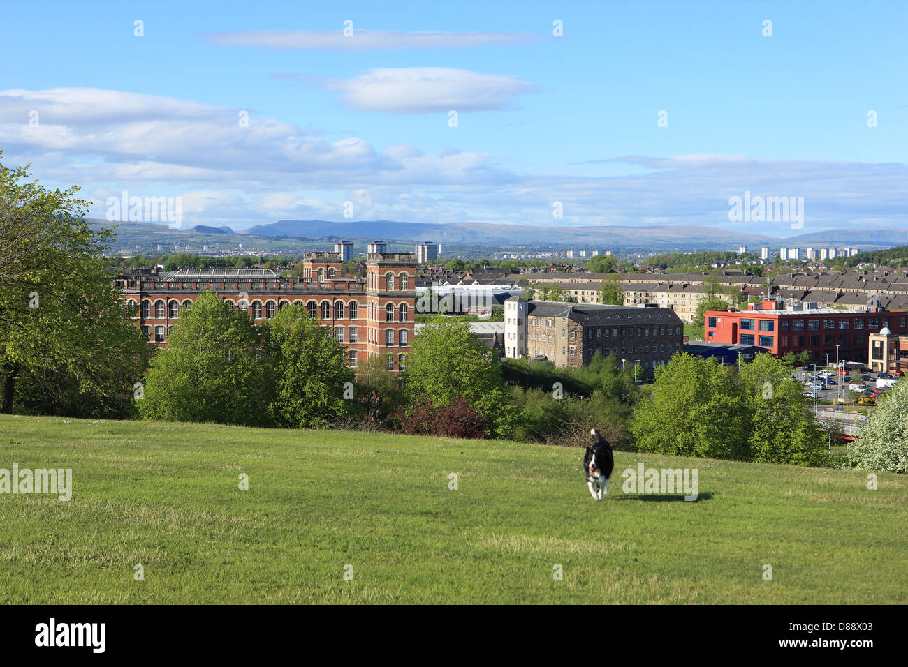 Vista su Paisley verso Glasgow da Saucel Hill con il Mulino di ancoraggio edificio al centro a sinistra Foto Stock