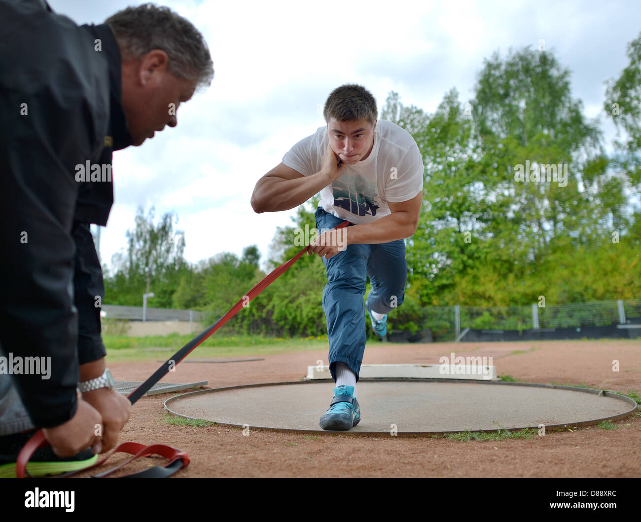 Colpo messo campione del mondo David Storl (R) pratiche presso lo Sport Forum di Chemnitz, Germania, 14 maggio 2013. Il 22-anno-vecchio atleta da Chemnitz inaugura la sua stagione del campionato mondiale con l'international thrower incontro a Halle (Saale) il 25 maggio. Foto: Hendrik Schmidt Foto Stock