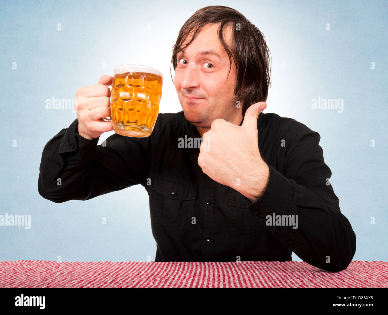 Uomo con la pinta di birra e mostrando il segno ok Foto Stock