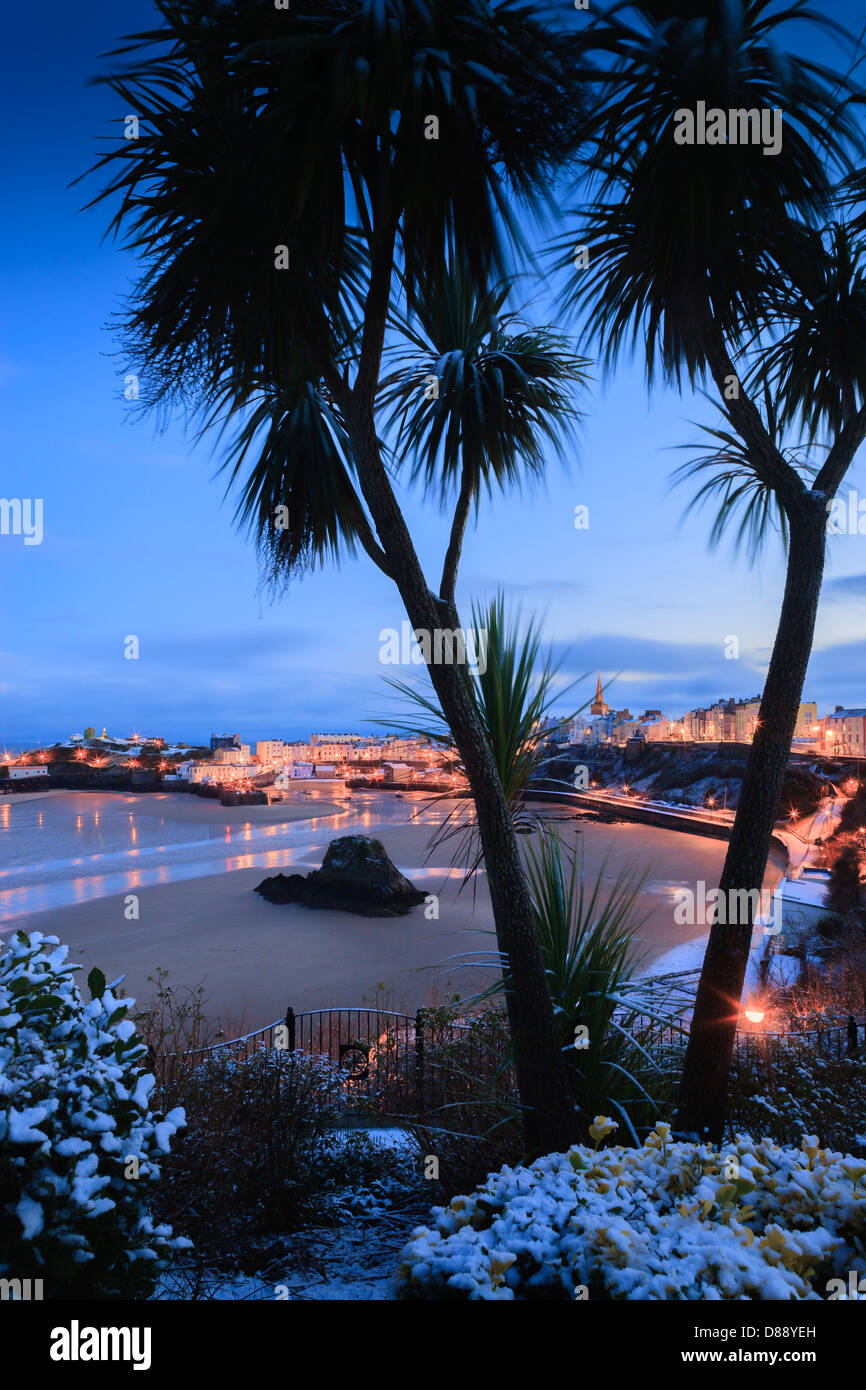 Neve invernale al Porto di Tenby Tenby Pembrokeshire nel Galles al crepuscolo Foto Stock