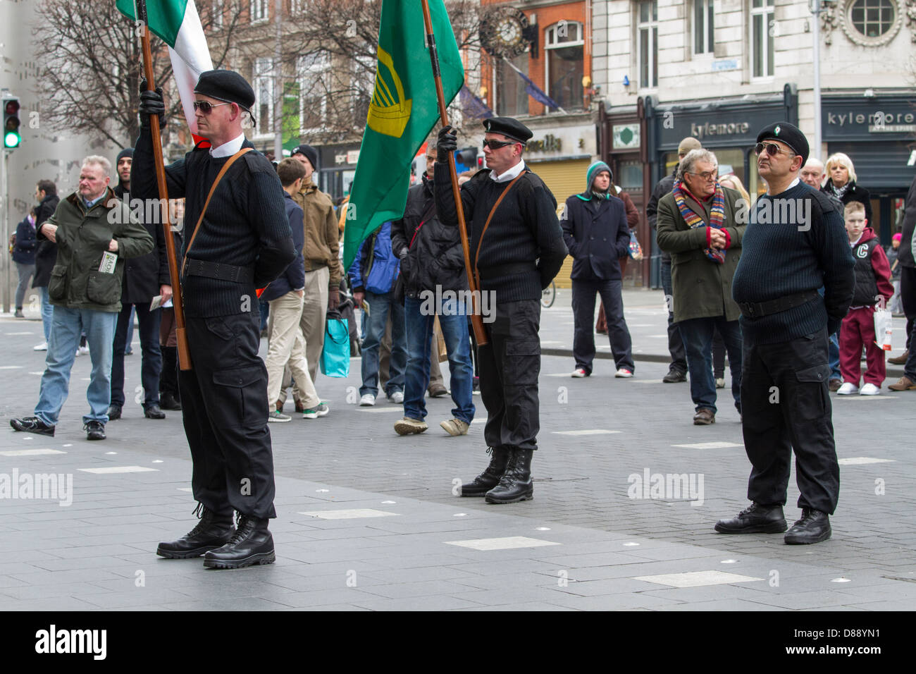 Gruppo dissidente repubblicano Sinn Fein marzo al GPO a Dublino per commemorare la Pasqua di salita del 1916 Foto Stock