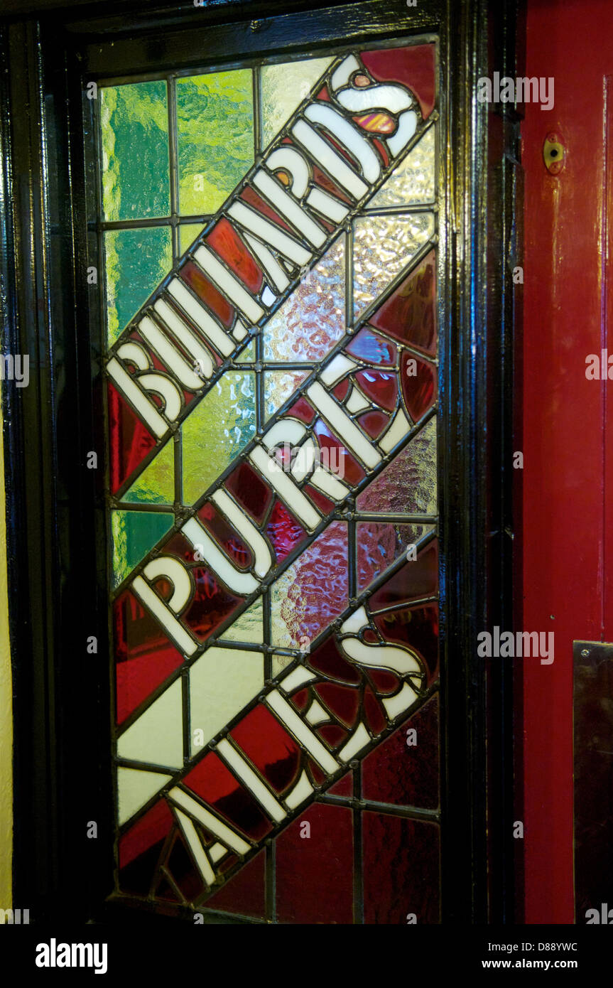 Bullards Ales puro vetro Vetro smerigliato in una porta al Fat Cat pub, Norwich, Norfolk Foto Stock