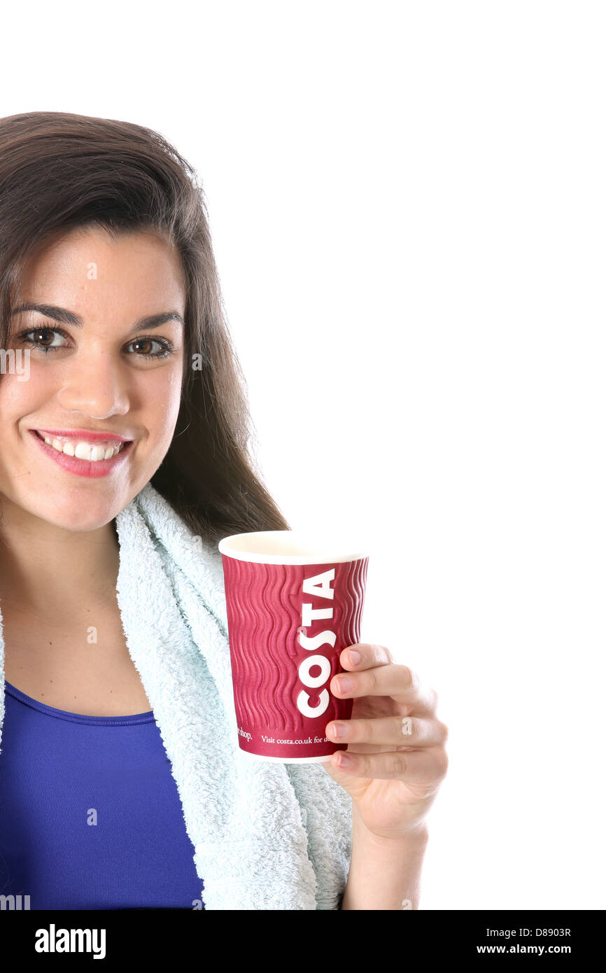 Montare e sano giovane europeo donna con capelli scuri tenendo un Takeaway Costa Coffee Cup e godendo di bere un caffè caldo contro uno sfondo bianco Foto Stock