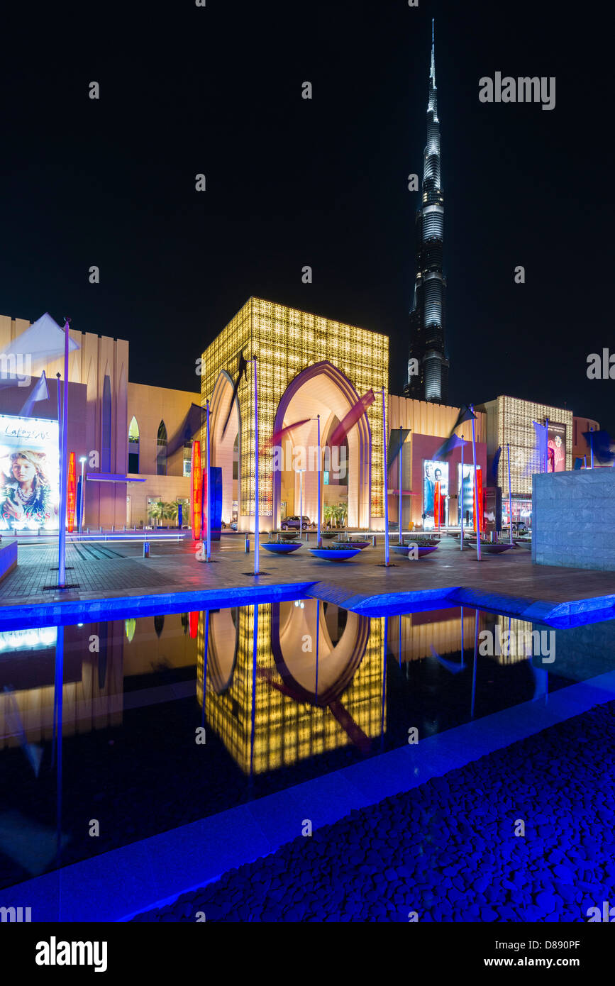 Esterno vista notturna di Dubai Mall, il più grande del mondo, in Dubai Emirati Arabi Uniti Foto Stock Esterno vista notturna di Dubai Mall, il più grande del mondo, in Dubai Emirati Arabi Uniti Foto Stock