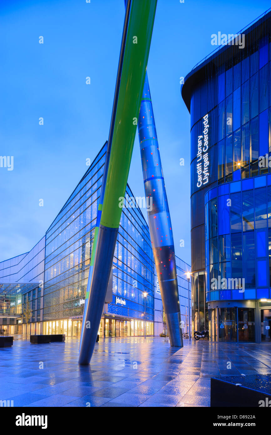 John Lewis Store Shopping Centre e Biblioteca centrale di Cardiff Galles al crepuscolo Foto Stock