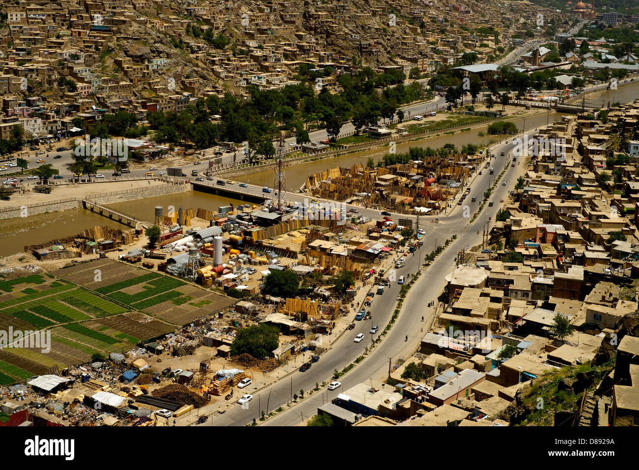 Vista da sopra di una strada di Kabul che corre a fianco di un fiume Foto Stock