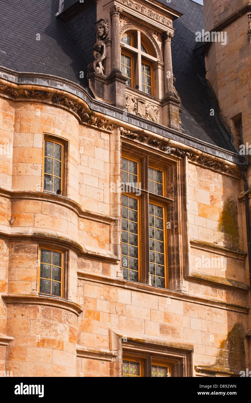 Una finestra sul Palazzo Ducale a Nevers, Francia. Foto Stock