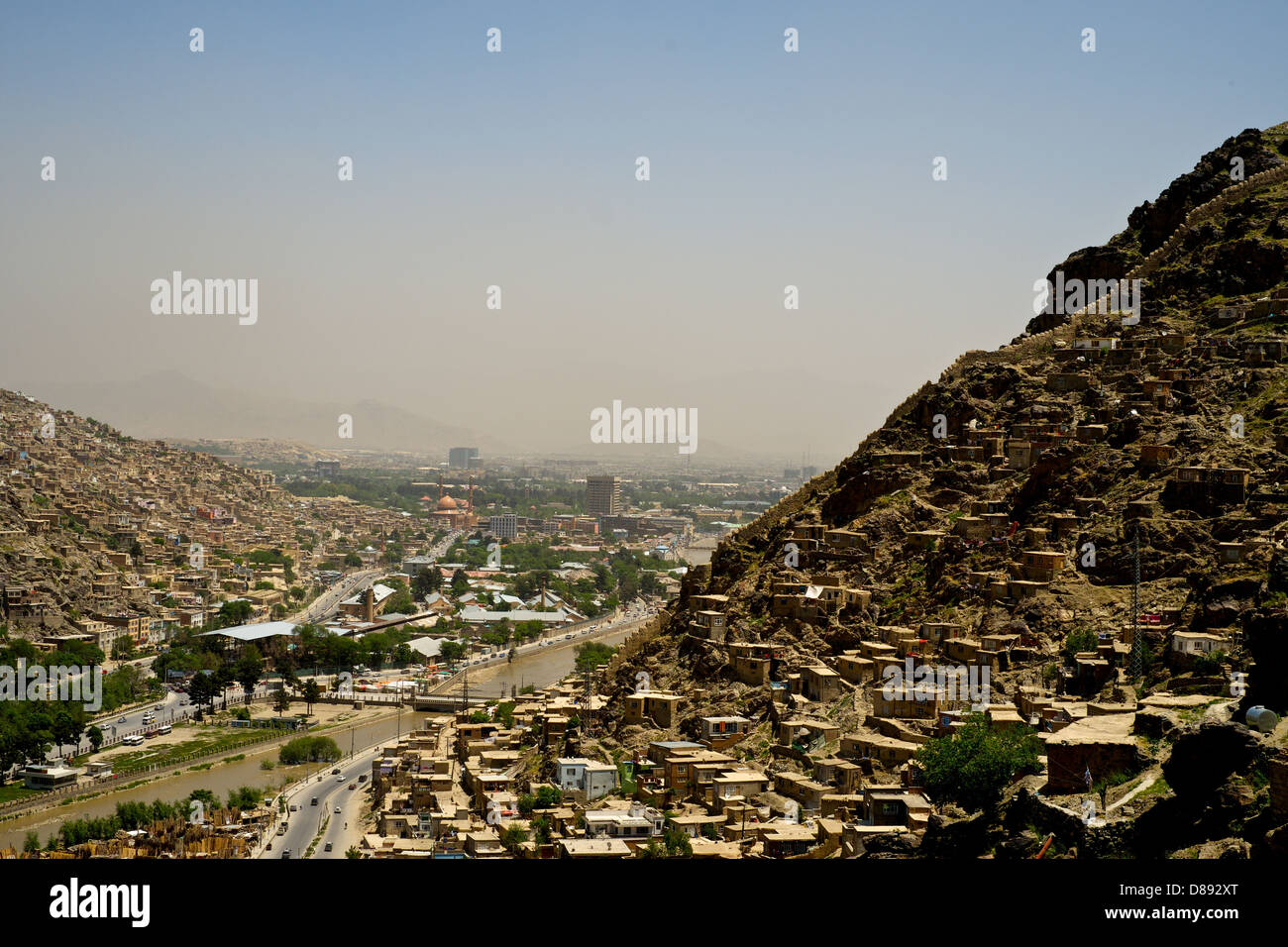 Una vista di Kabul con un tratto delle antiche mura della città Foto Stock