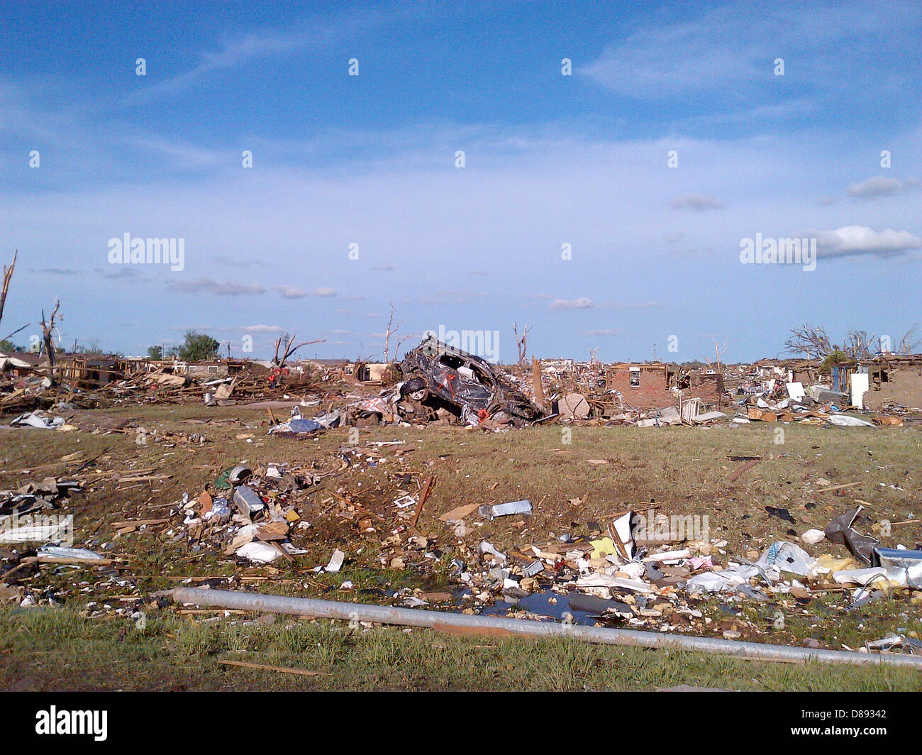 Postumi di case distrutte livellata da un EF-5 tornado Maggio 21, 2013 in Moore, Oklahoma. La massiccia tempesta con venti che superano 200 miglia per ora tore attraverso l'Oklahoma City sobborgo Maggio 20, 2013, uccidendo almeno 24 persone e ferendone più di 230 e spostare migliaia. Foto Stock