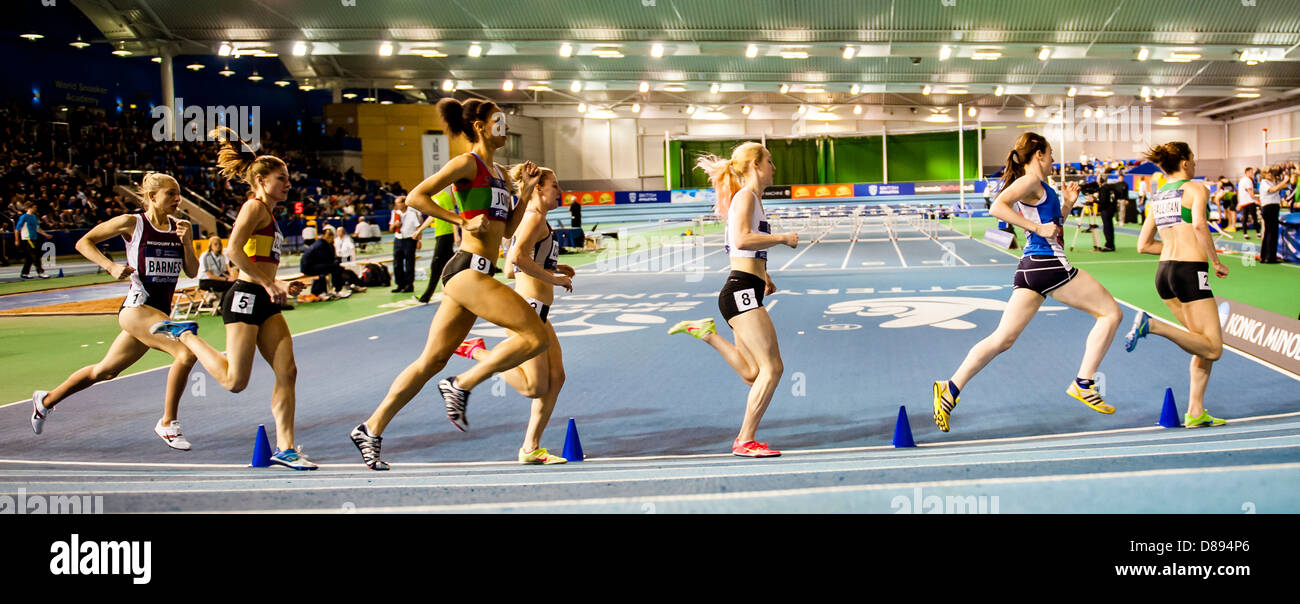 10 FEB - Donne 1500m finale, 2013 Regno Unito campionati Indoor, EIS, Sheffield, Regno Unito Foto Stock