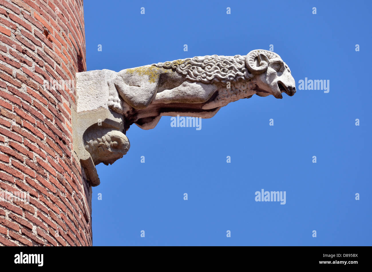 Closeup gargoyle ram, visto di profilo sul cielo blu, sfondo della Sainte Cécile cattedrale realizzata in mattoni rossi a Albi in s Foto Stock