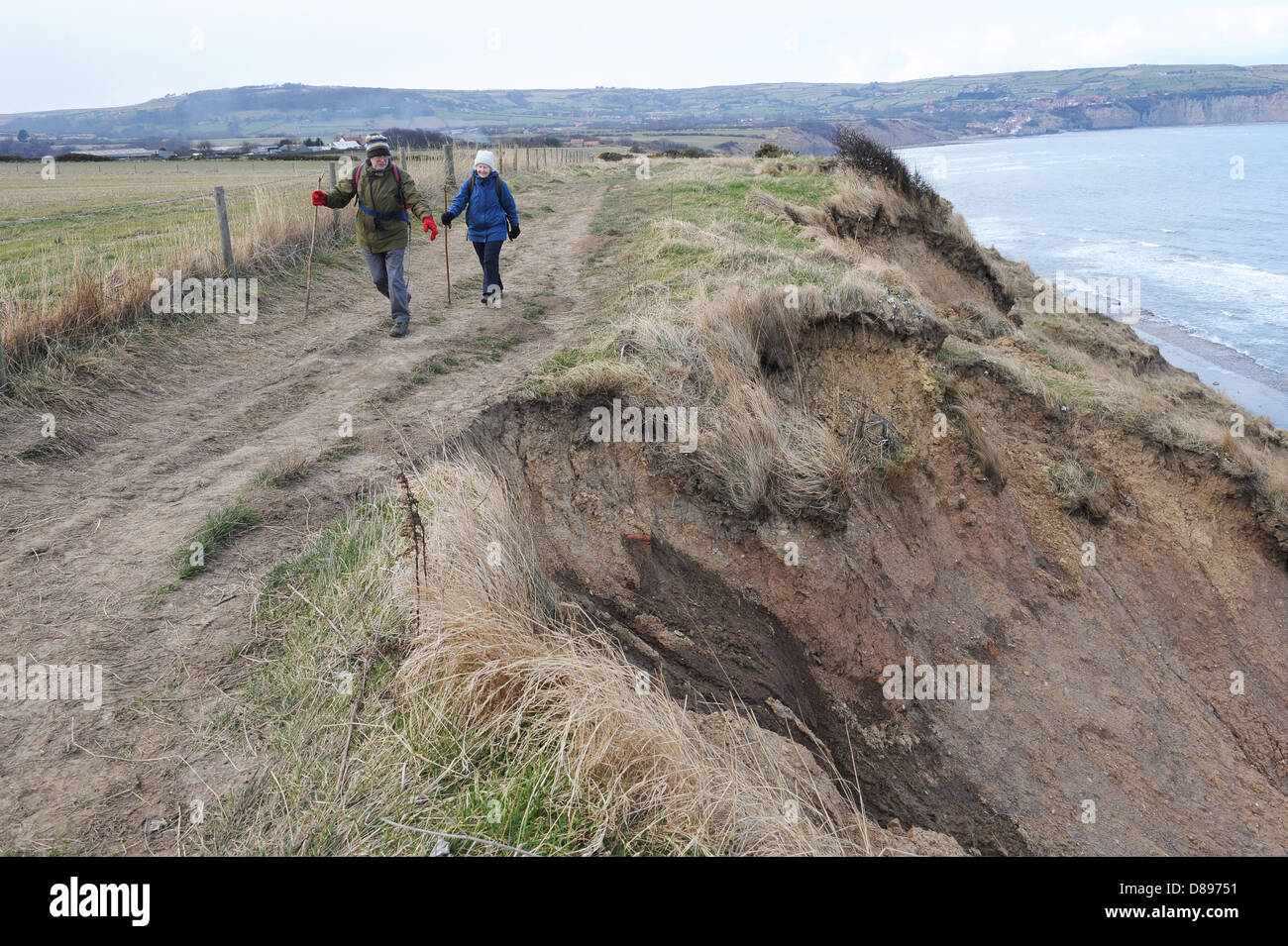Il marito e la moglie a piedi lungo la strada di Cleveland vicino a Ravenscar, North York Moors, England Regno Unito Foto Stock