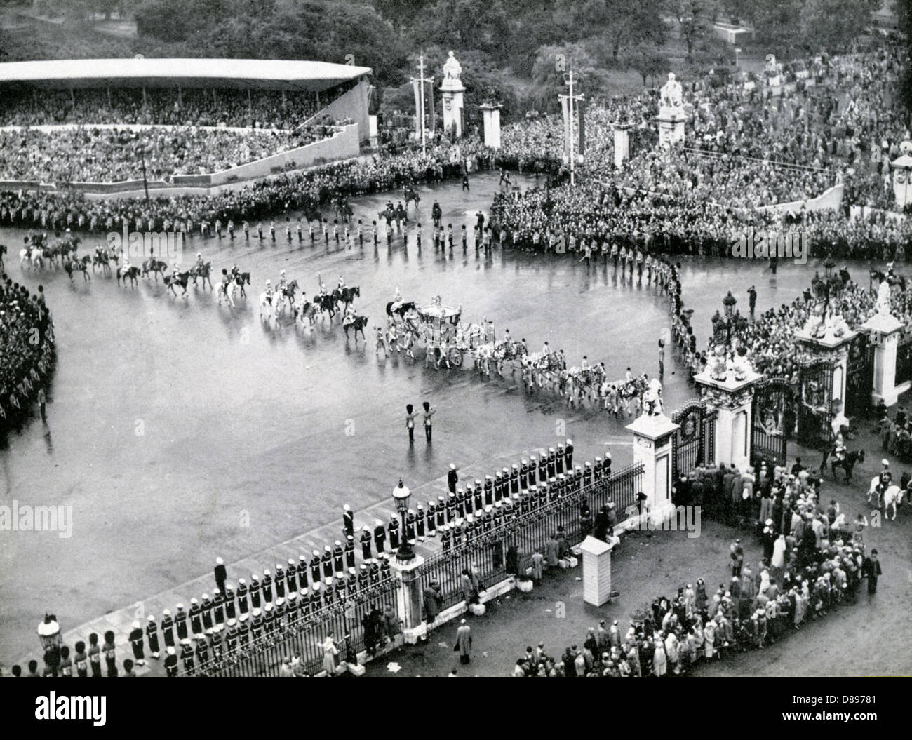 Incoronazione della regina Elisabetta II il 2 giugno 1953. Il Royal coach torna a Palazzo di Buckingham Foto Stock