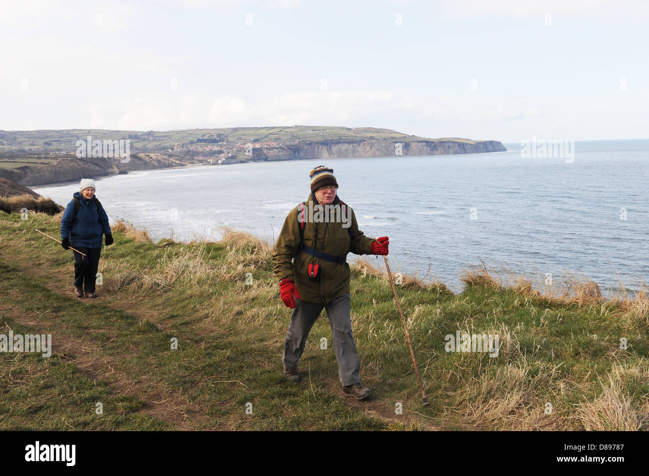 Il marito e la moglie a piedi lungo la strada di Cleveland vicino a Ravenscar, North York Moors, England Regno Unito Foto Stock