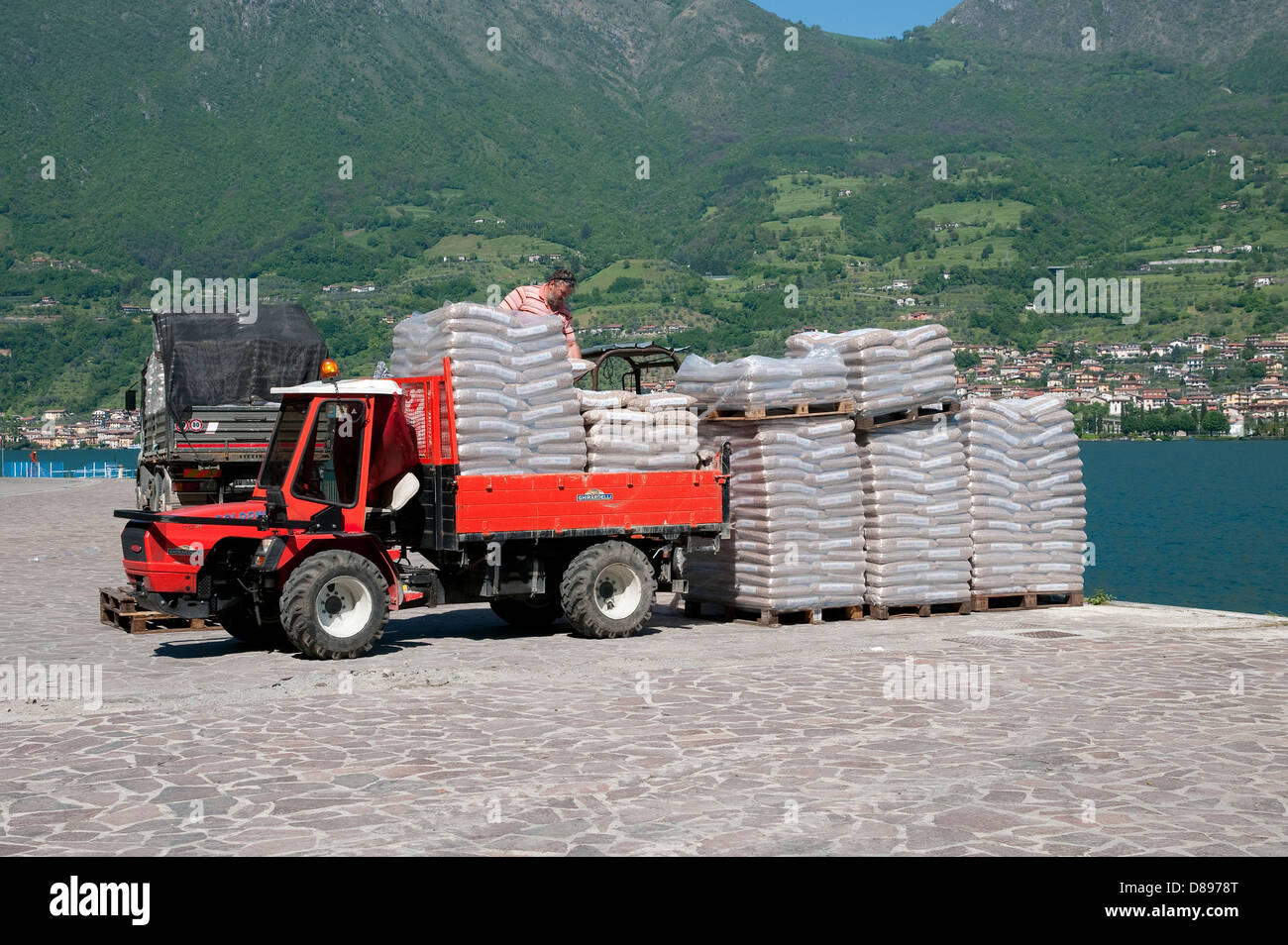 Caricamento di piccolo camion con i sacchi, Monte Isola, lago d'Iseo, lombardia, italia Foto Stock