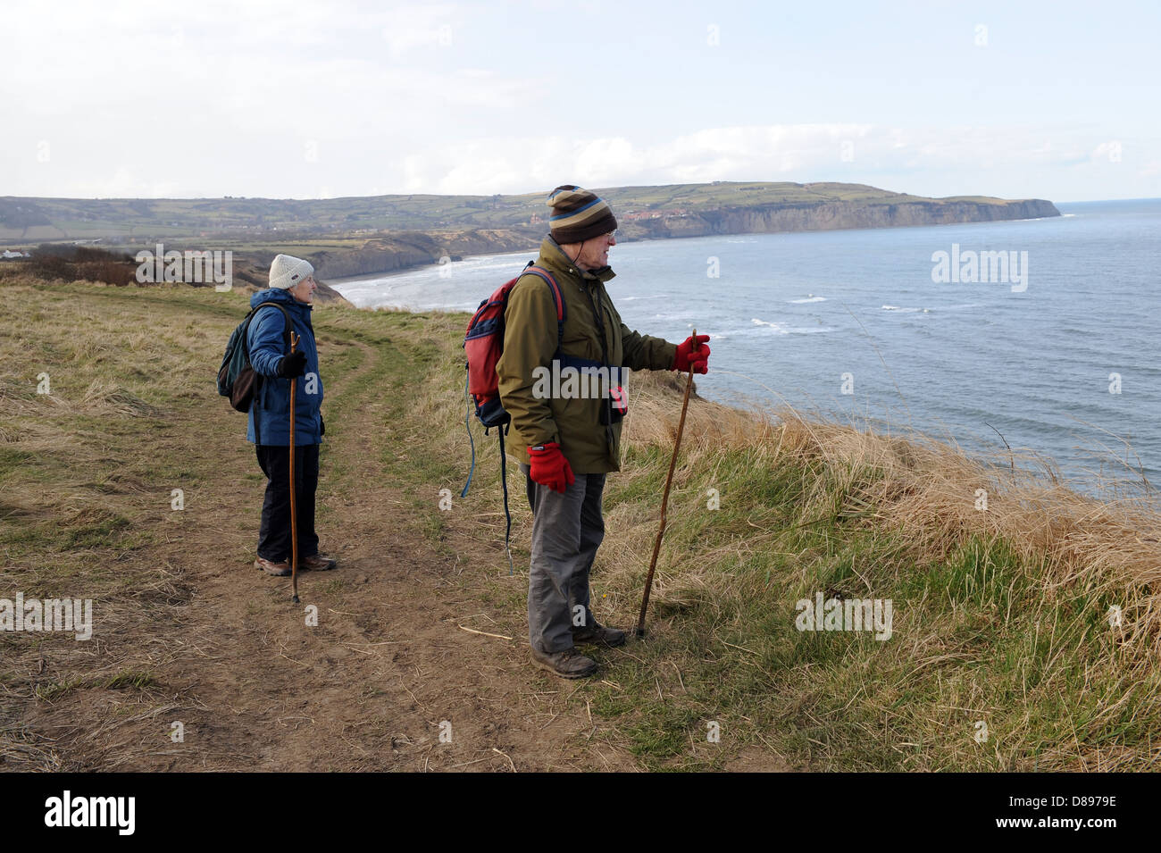 Il marito e la moglie a piedi lungo la strada di Cleveland vicino a Ravenscar, North York Moors, England Regno Unito Foto Stock