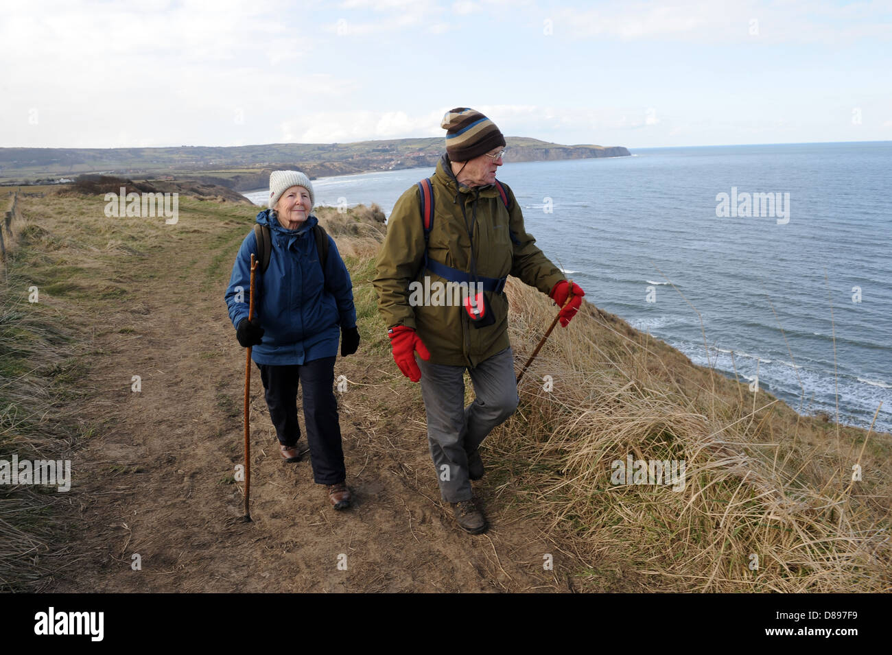 Il marito e la moglie a piedi lungo la strada di Cleveland vicino a Ravenscar, North York Moors, England Regno Unito Foto Stock