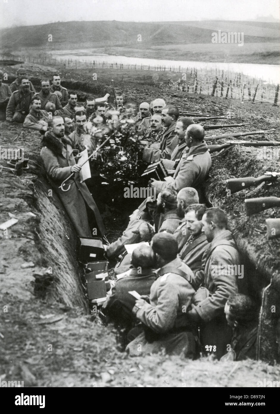 La tregua di Natale 1914 truppe tedesche prendere vantaggio non ufficiale del cessate il fuoco per cantare canzoni stagionale nella loro trincea. Foto Stock